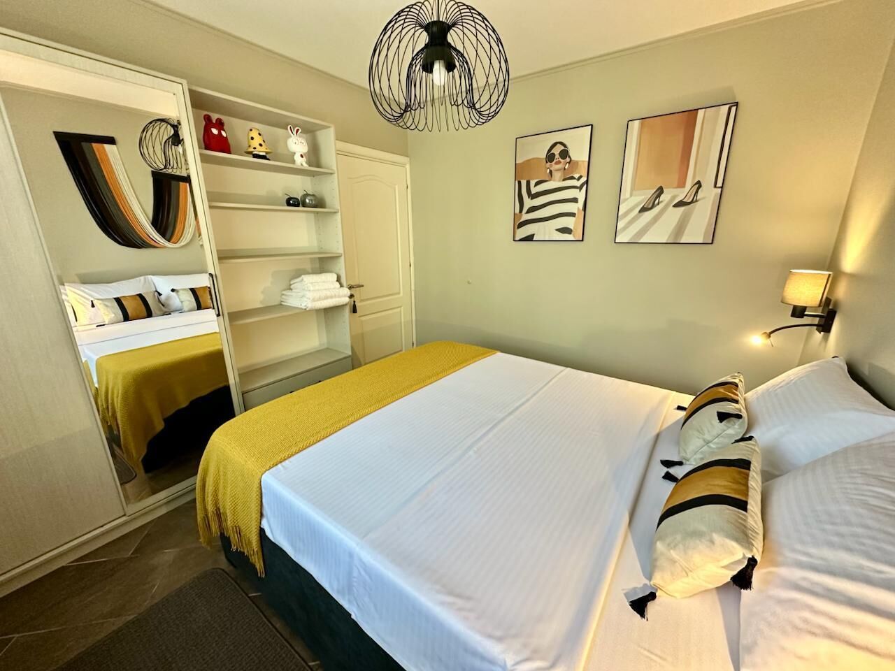 5 bedrooms, iron/ironing board, internet, bed sheets