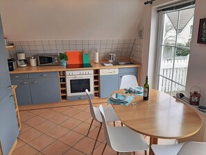 A kitchen with a dining table, chairs, and a window. - Only 900 meters from the beach, 1st floor with balcony, Internet/Wi-Fi, washing machine (Breege)
