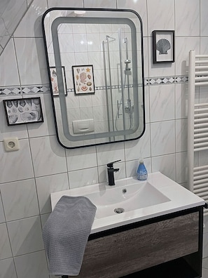 Bathroom - Vrbo Property (Breege)