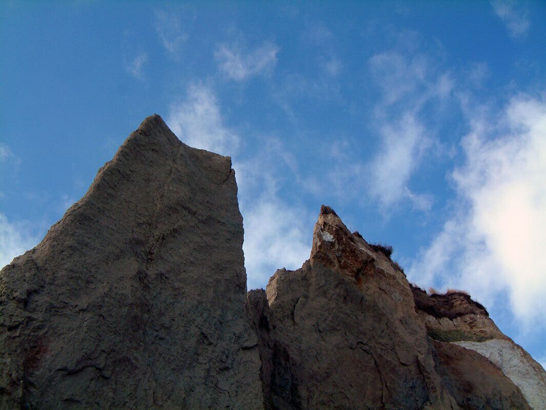 Un pico montañoso con cielo despejado.