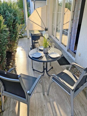 Outdoor dining - Only 900 meters from the beach, ground floor with terrace, Internet/Wi-Fi, accommodates up to 3 people (Breege)