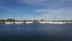 Un port de plaisance où sont amarrés de nombreux voiliers.