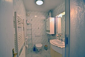 Bathroom - Vrbo Property (Breege)