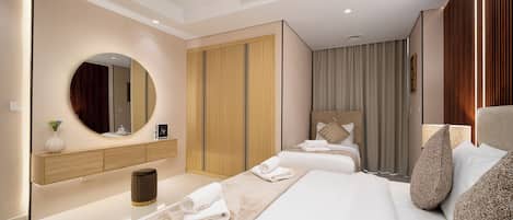 Una habitación de hotel moderna con una cama grande, una mesita de noche, un espejo, un armario y un espacio para el baño.