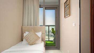 2 bedrooms, in-room safe, desk, iron/ironing board