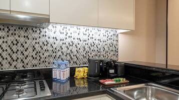Coffee/tea maker, fridge, microwave, oven