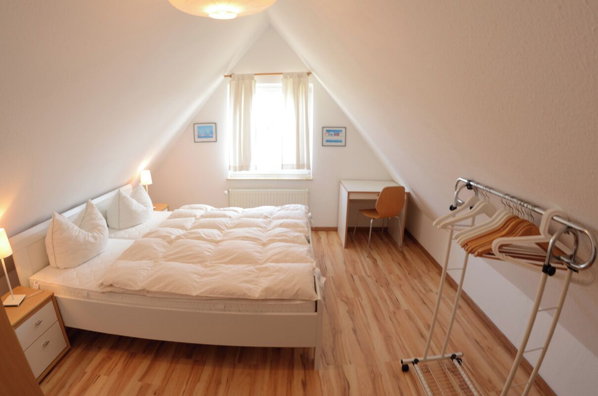 1 Schlafzimmer, Reisekinderbett