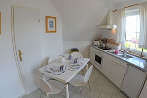 Coffee/tea maker, fridge, oven, stovetop - 1st floor with balcony, 900 meters from the Baltic Sea beach, pets allowed (Breege)
