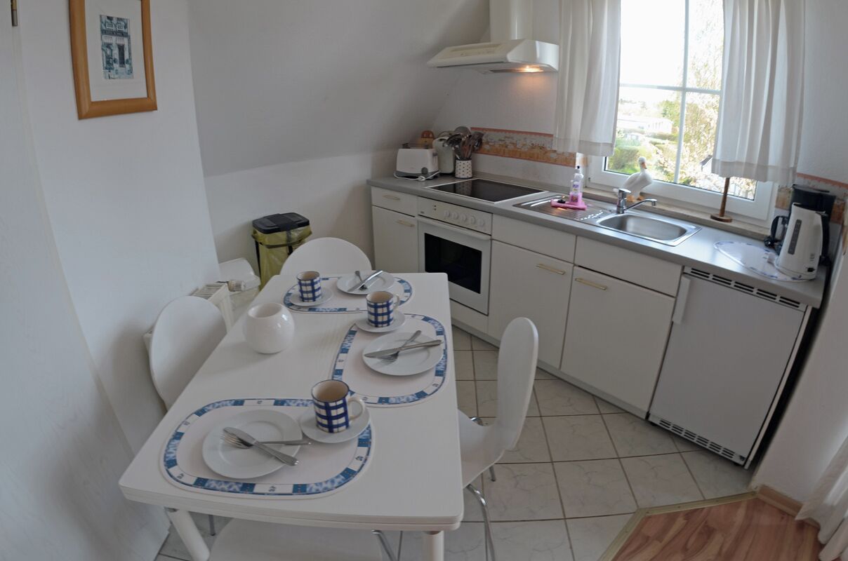 Coffee/tea maker, fridge, oven, stovetop