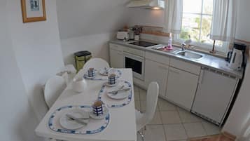 Wasserkocher mit Kaffee-/Teezubehör, Kühlschrank, Ofen, Herdplatte