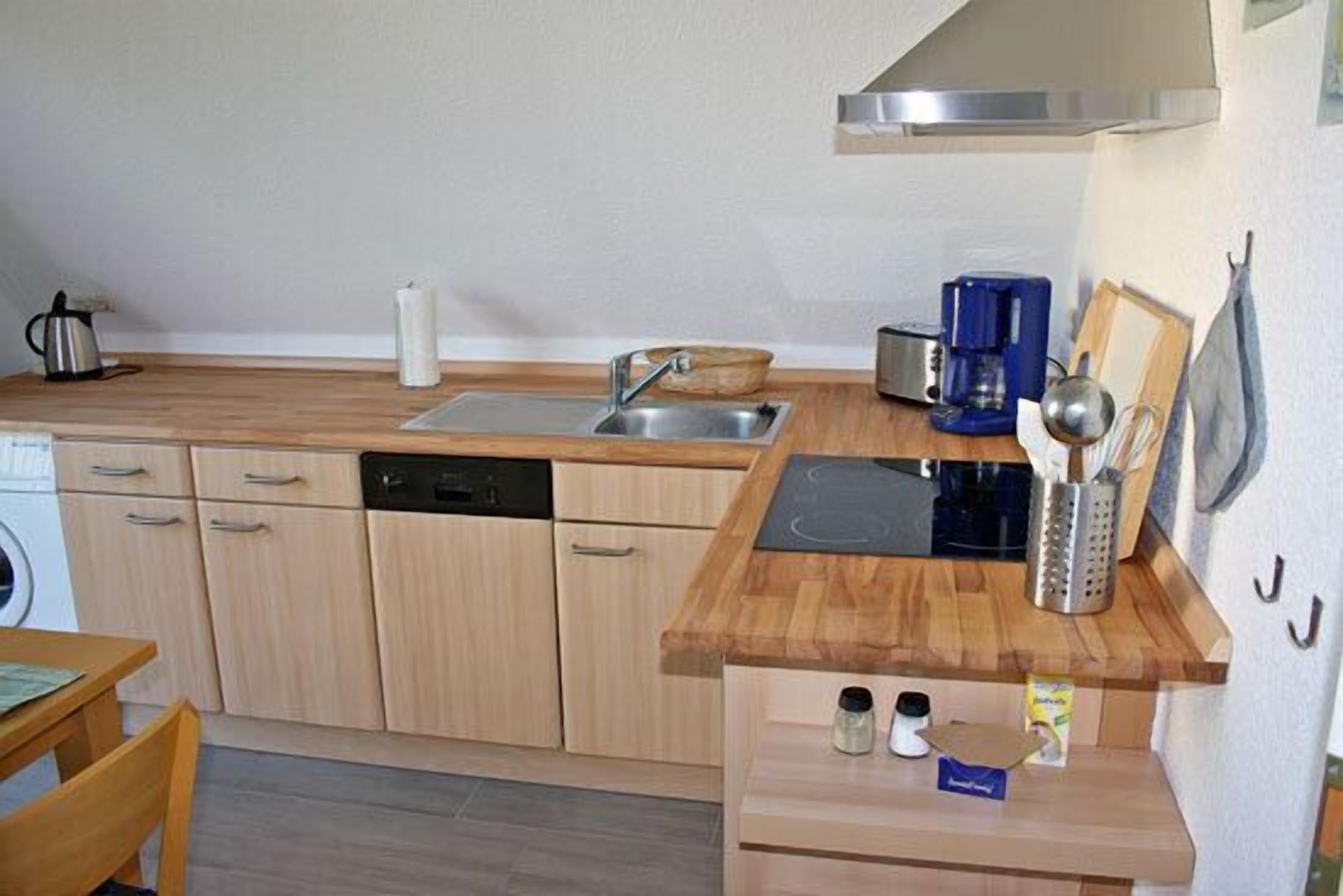 Wasserkocher mit Kaffee-/Teezubehör, Kühlschrank, Mikrowelle, Ofen