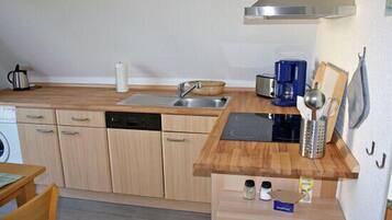 Wasserkocher mit Kaffee-/Teezubehör, Kühlschrank, Mikrowelle, Ofen