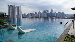 Una piscina amb un skyline urbà de fons.