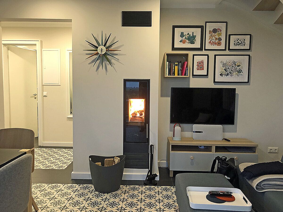 Fernseher, Kamin, Stereoanlage
