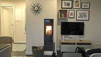 Fernseher, Kamin, Stereoanlage