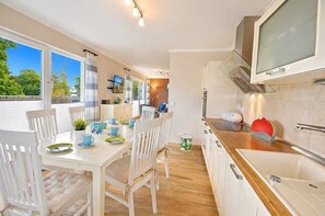 Wasserkocher mit Kaffee-/Teezubehör, Kühlschrank, Mikrowelle, Ofen