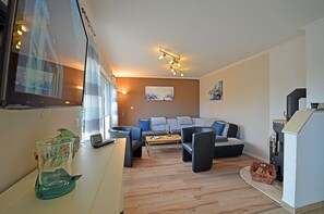 Fernseher, Tischtennisplatte, Stereoanlage