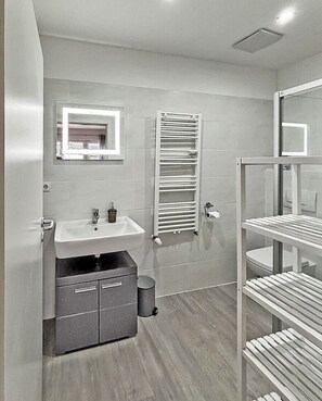 Bathroom - Vrbo Property (Dranske)