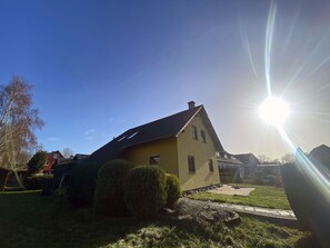 Exterior - Quiet, central location, about 400 meters from the Baltic Sea beach, 3 bedrooms, sleeps up to 8 people (Glowe)