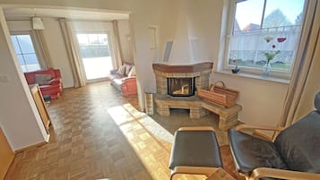 TV, fireplace, DVD player, books
