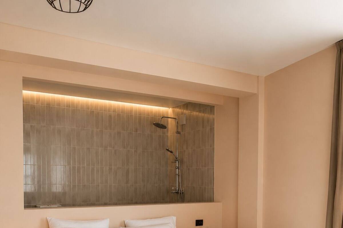 Deluxe Double Room | Desk, WiFi (free), bed sheets