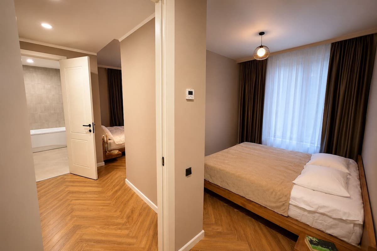 Family Double Room | Desk, WiFi (free), bed sheets