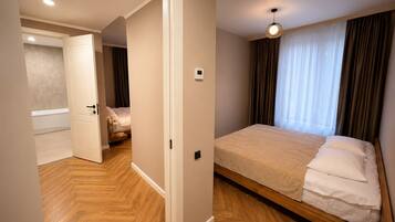 Family Double Room | Desk, WiFi (free), bed sheets