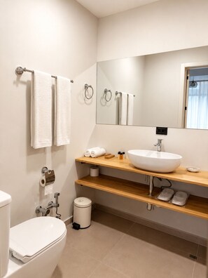 Free toiletries, hair dryer, slippers, towels - The Green O (Oni)