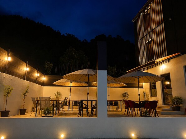 Outdoor dining - The Green O (Oni)