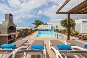 Pool - Vacation Home 'Casa Canas' with Sea View, Wi-Fi and Air Conditioning (Playa Blanca)