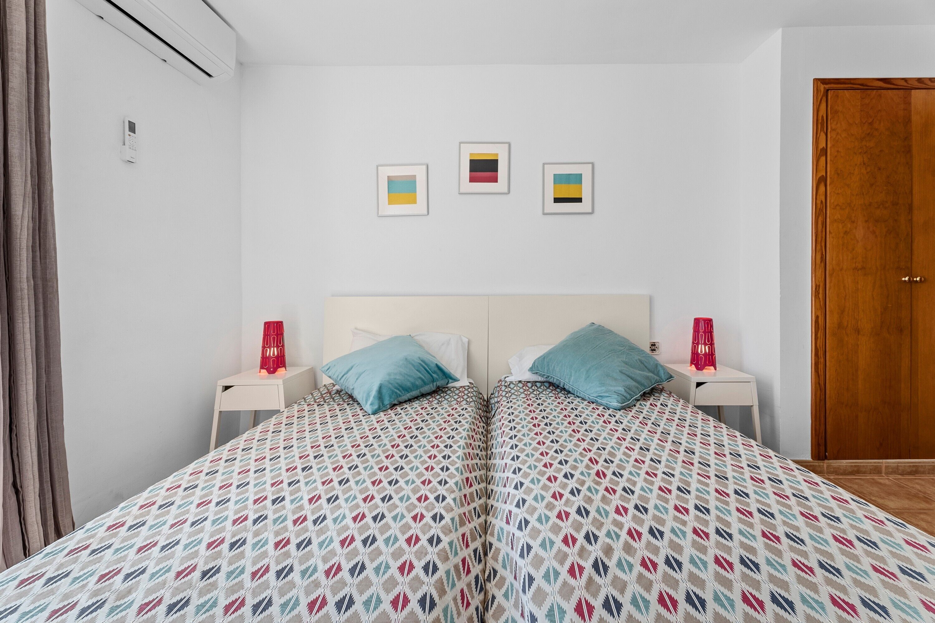 4 bedrooms, iron/ironing board, WiFi, bed sheets