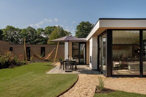 Outdoor dining - Escape to peace and nature at MarinaPark Residentie Bloemendaal, situated on the Vogelenzang. Estate between forest and coast. This luxurious detached holiday home for 6 people offers plenty of comfort with a bright living room, modern kitchen, and t (Vogelenzang)