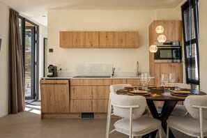 Dining - Escape to peace and nature at MarinaPark Residentie Bloemendaal, situated on the Vogelenzang. Estate between forest and coast. This luxurious detached holiday home for 6 people offers plenty of comfort with a bright living room, modern kitchen, and t (Vogelenzang)