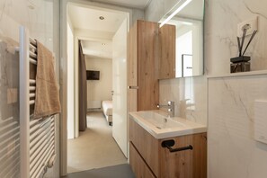 Bathroom - Escape to peace and nature at MarinaPark Residentie Bloemendaal, situated on the Vogelenzang. Estate between forest and coast. This luxurious detached holiday home for 6 people offers plenty of comfort with a bright living room, modern kitchen, and t (Vogelenzang)