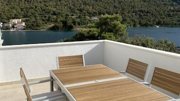 Apartment, 3 Bedrooms, Sea View | Outdoor dining