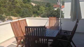Comfort Apartment, Sea View | Outdoor dining