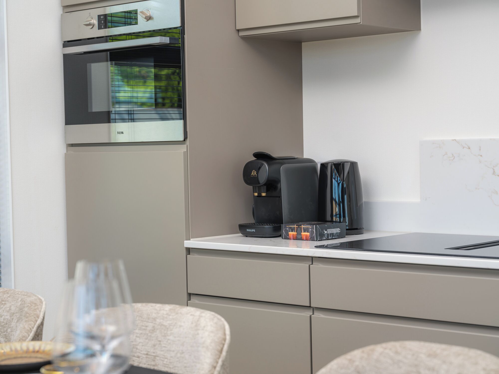 Cafetera y tetera, refrigerador, microondas y parrilla de estufa 