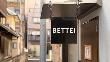 Une enseigne avec le mot « BETTEI » est suspendue à un bâtiment.