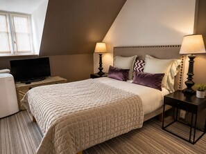 Iron/ironing board, free WiFi - Village Royal (Paris)