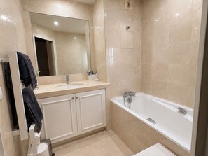 Hair dryer, towels, toilet paper - Village Royal (Paris)