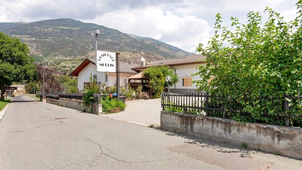 A residential property with a sign indicating 'Residence Moulin' and a view of a mountainous landscape. - Studio 21 at Residence Moulin – for 2 guests (Aymavilles)