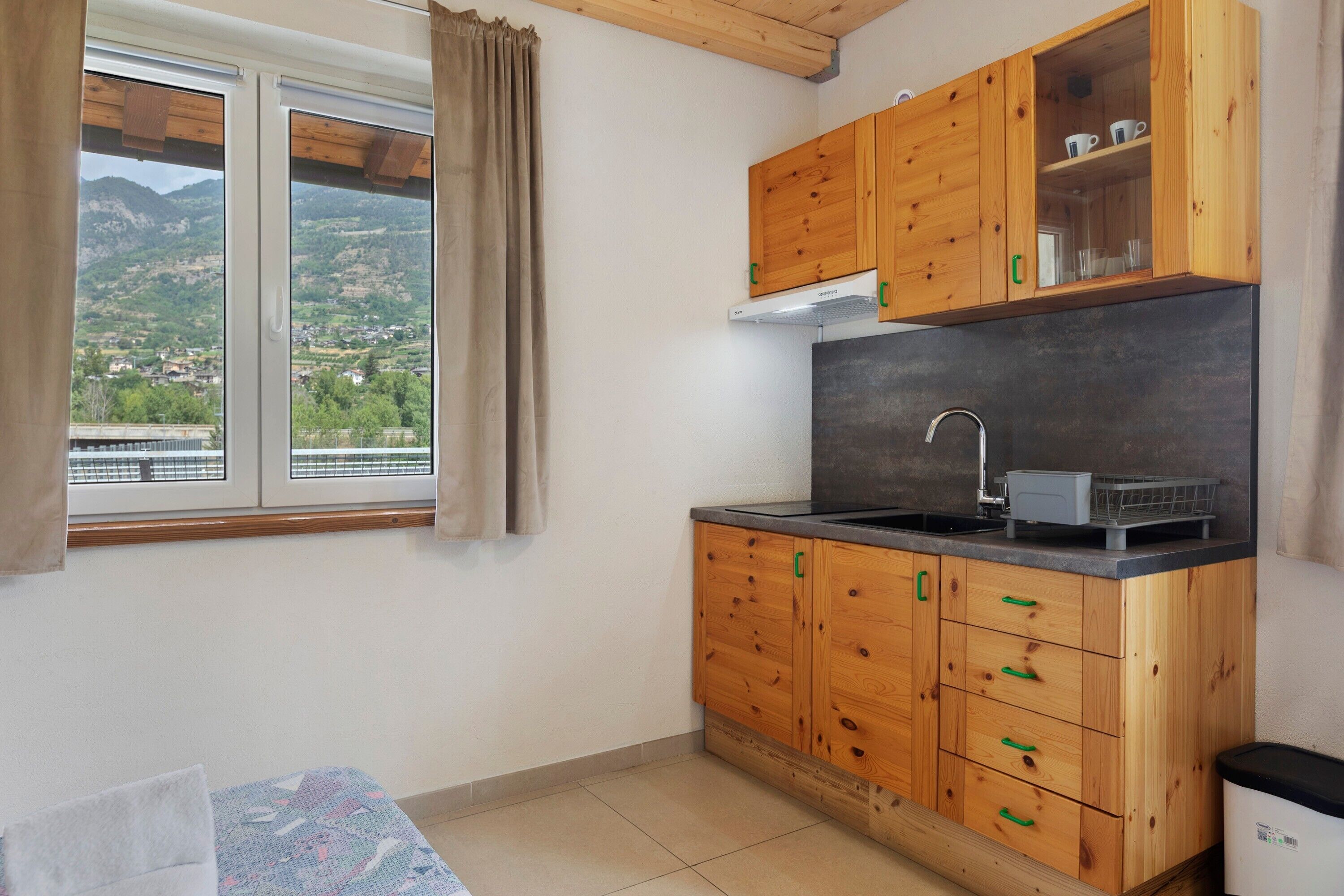 Refrigerador, horno, placa de cocina, utensilios de cocina