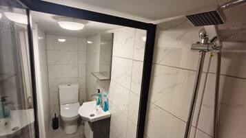 Habitación Confort | Baño | Ducha, artículos de higiene personal gratuitos, toallas y jabón