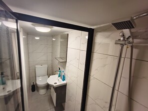 Habitación Confort | Baño | Ducha, artículos de higiene personal gratuitos, toallas y jabón