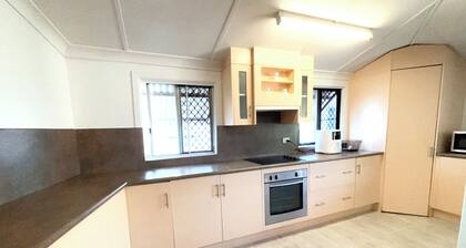 2- bedroom house in tranquil Rockhampton with Pool