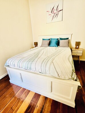 Iron/ironing board, WiFi (free), bed sheets - 2-bedroom house in tranquil Rockhampton with Pool (Rockhampton)