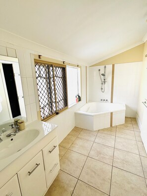 Hair dryer, towels, soap, toilet paper - 2-bedroom house in tranquil Rockhampton with Pool (Rockhampton)