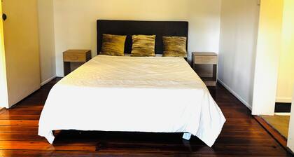 2-bedroom house in tranquil Rockhampton with Pool