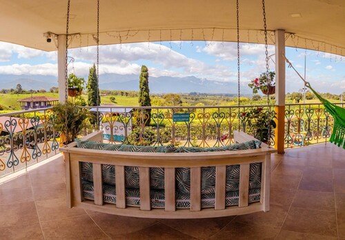Meraki is a Luxury Villa with pool, jacuzzi & Stunning Mountain Views