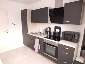 Wasserkocher mit Kaffee-/Teezubehör, Kühlschrank, Mikrowelle, Ofen